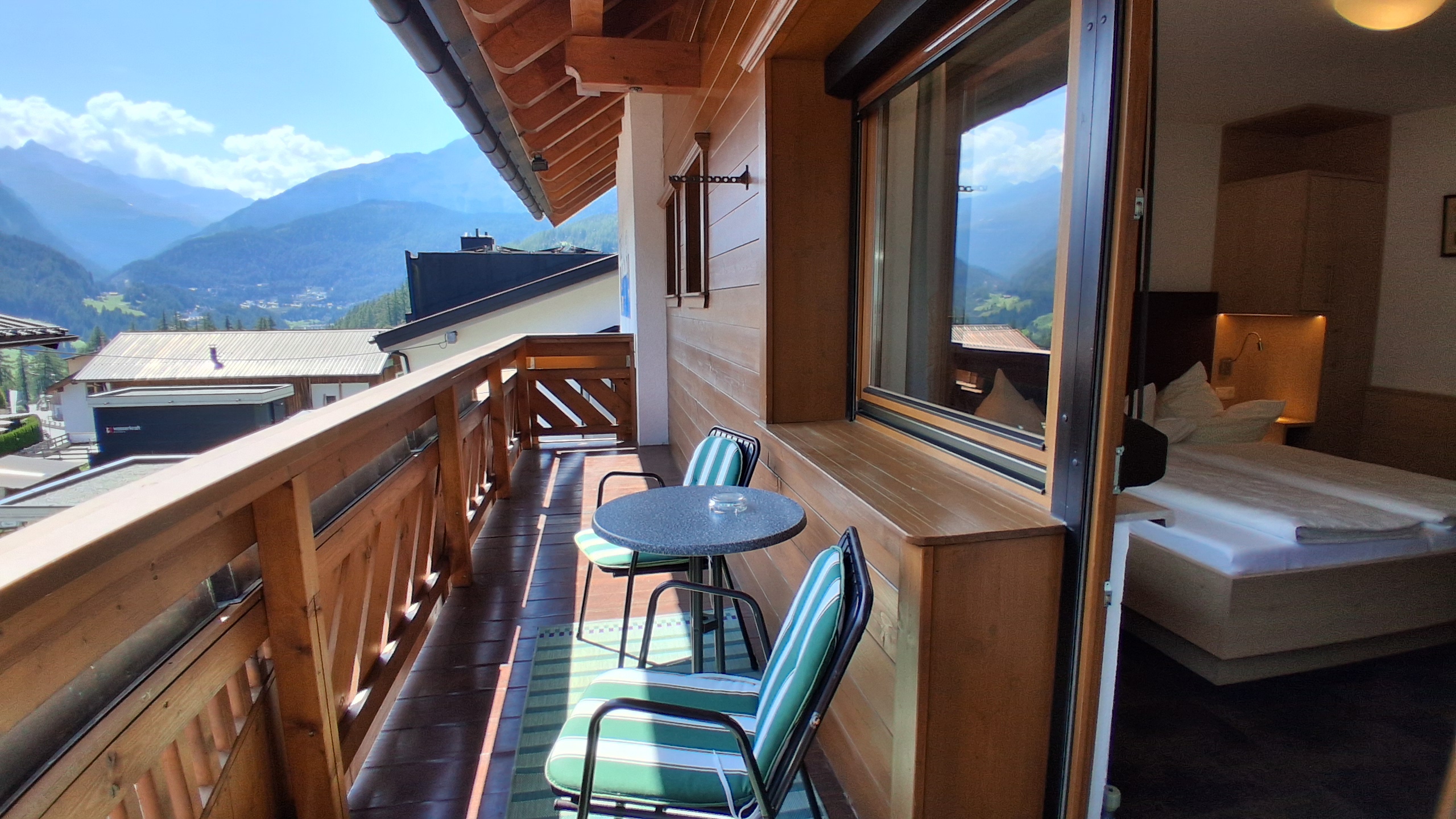 Zimmer mit Balkonaussicht